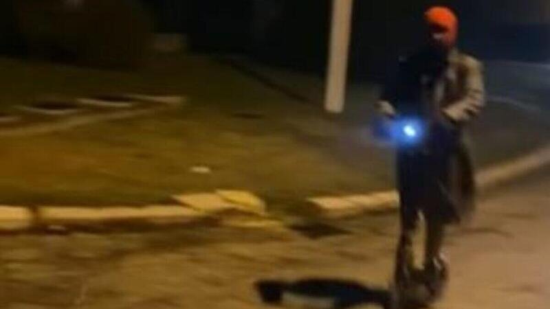 Follia a Macerata: in Superstrada e di notte con un monopattino elettrico [VIDEO]