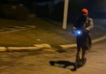 Follia a Macerata: in Superstrada e di notte con un monopattino elettrico [VIDEO]