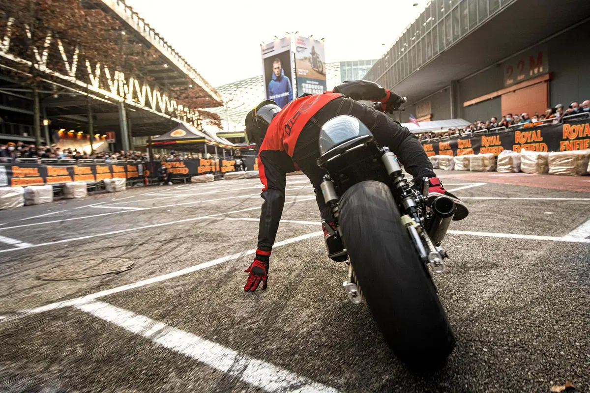 Royal Enfield e lo stunt rider Lee Bowers siglano partnership ufficiale per il 2022