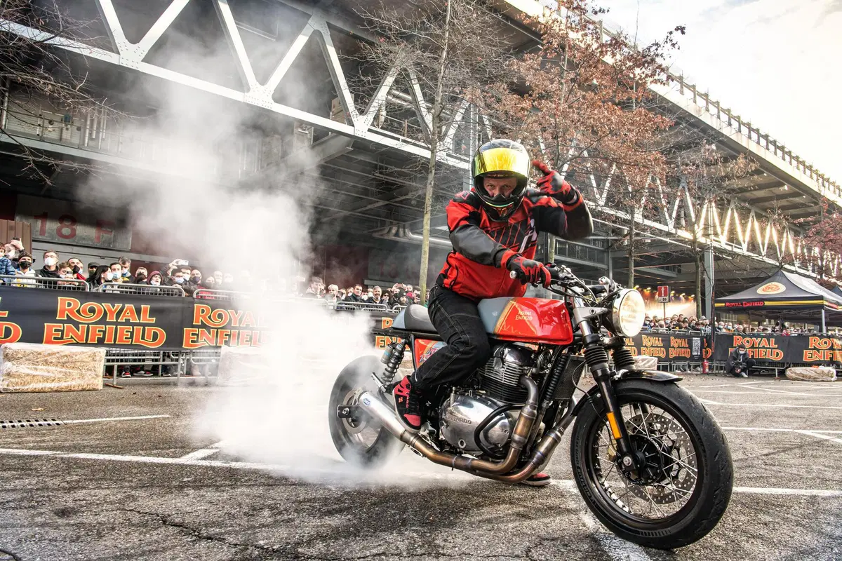 Royal Enfield e lo stunt rider Lee Bowers siglano partnership ufficiale per il 2022 (2)