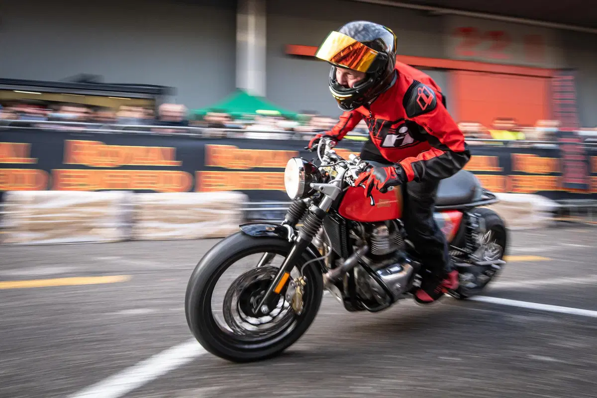 Royal Enfield e lo stunt rider Lee Bowers siglano partnership ufficiale per il 2022 (3)