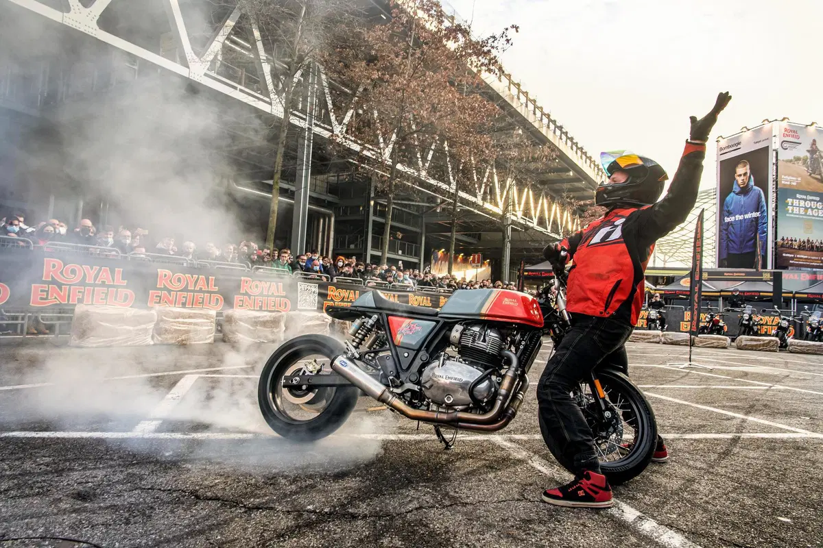 Royal Enfield e lo stunt rider Lee Bowers siglano partnership ufficiale per il 2022 (4)