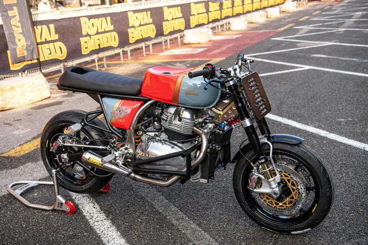 Royal Enfield e lo stunt rider Lee Bowers siglano partnership ufficiale per il 2022 (7)