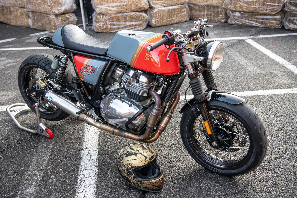Royal Enfield e lo stunt rider Lee Bowers siglano partnership ufficiale per il 2022 (10)