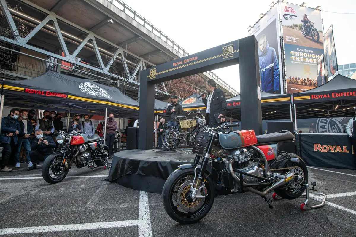 Royal Enfield e lo stunt rider Lee Bowers siglano partnership ufficiale per il 2022 (12)