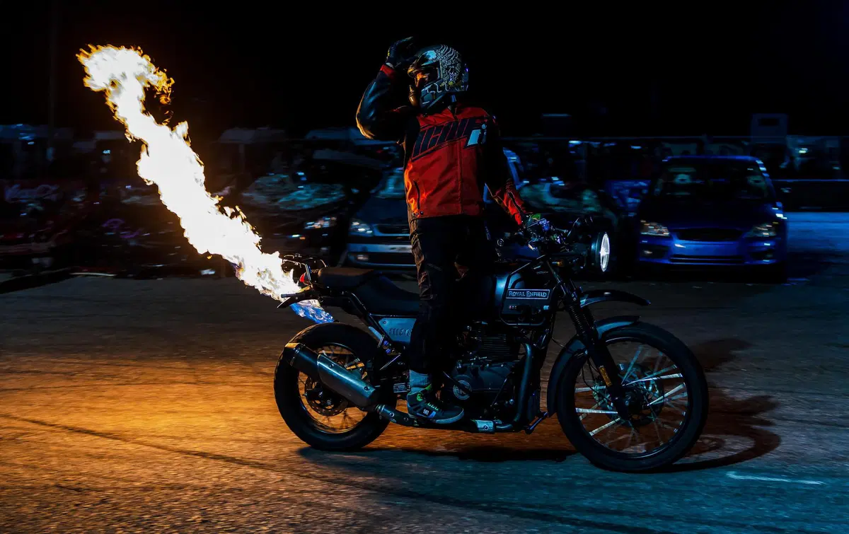Royal Enfield e lo stunt rider Lee Bowers siglano partnership ufficiale per il 2022