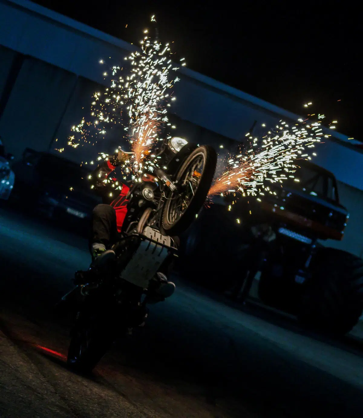 Royal Enfield e lo stunt rider Lee Bowers siglano partnership ufficiale per il 2022 (2)