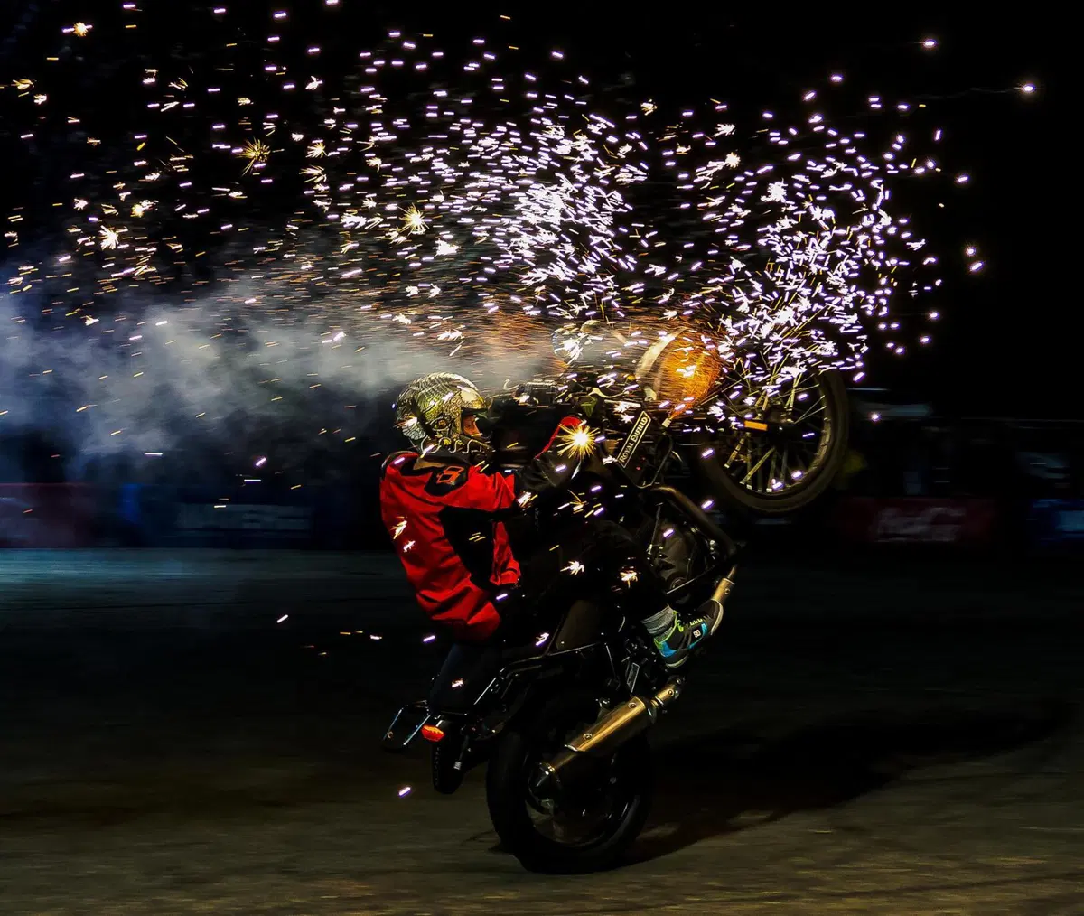 Royal Enfield e lo stunt rider Lee Bowers siglano partnership ufficiale per il 2022 (3)