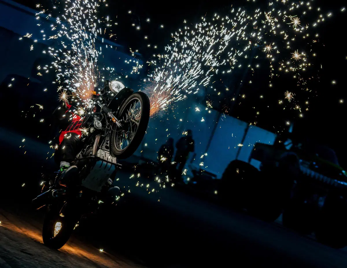 Royal Enfield e lo stunt rider Lee Bowers siglano partnership ufficiale per il 2022 (4)