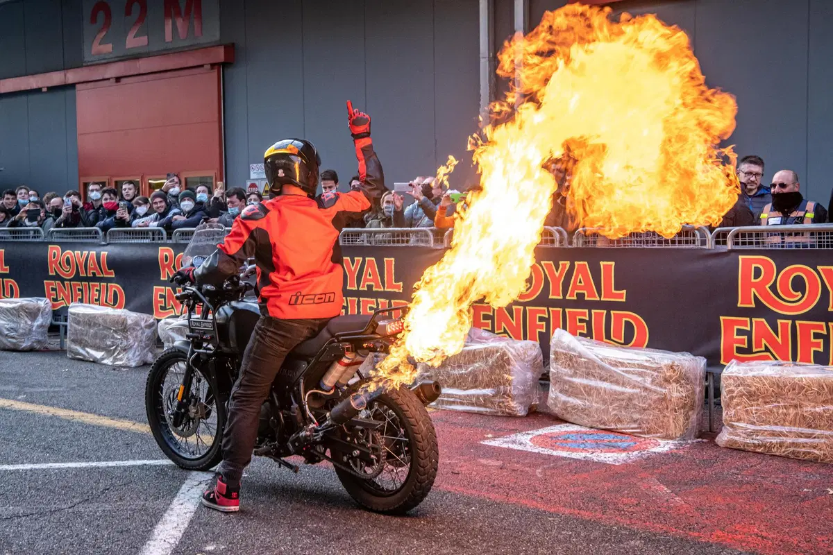 Royal Enfield e lo stunt rider Lee Bowers siglano partnership ufficiale per il 2022 (6)