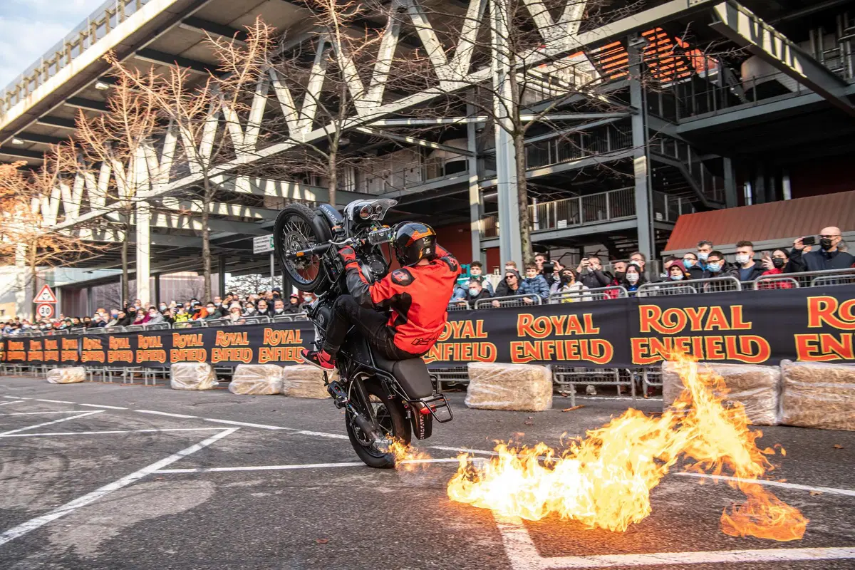 Royal Enfield e lo stunt rider Lee Bowers siglano partnership ufficiale per il 2022 (7)