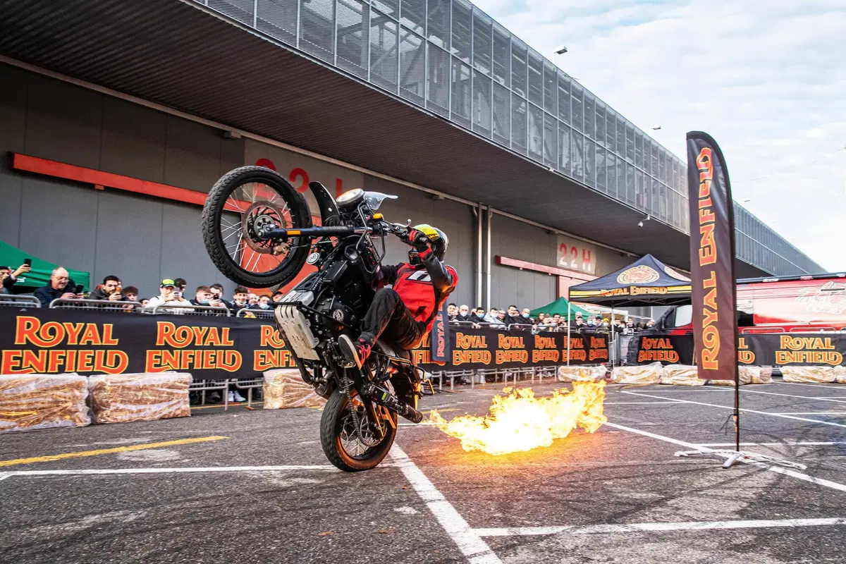 Royal Enfield e lo stunt rider Lee Bowers siglano partnership ufficiale per il 2022 (8)