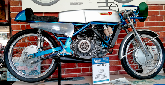 La Suzuki RS 67 aveva un motore a due tempi quadricilindrico a L di 125 cm3. L’ammissione era a disco rotante, il raffreddamento era ad acqua e la potenza di ben 42 cavalli. Ha preso parte a una sola gara, al termine della stagione 1967