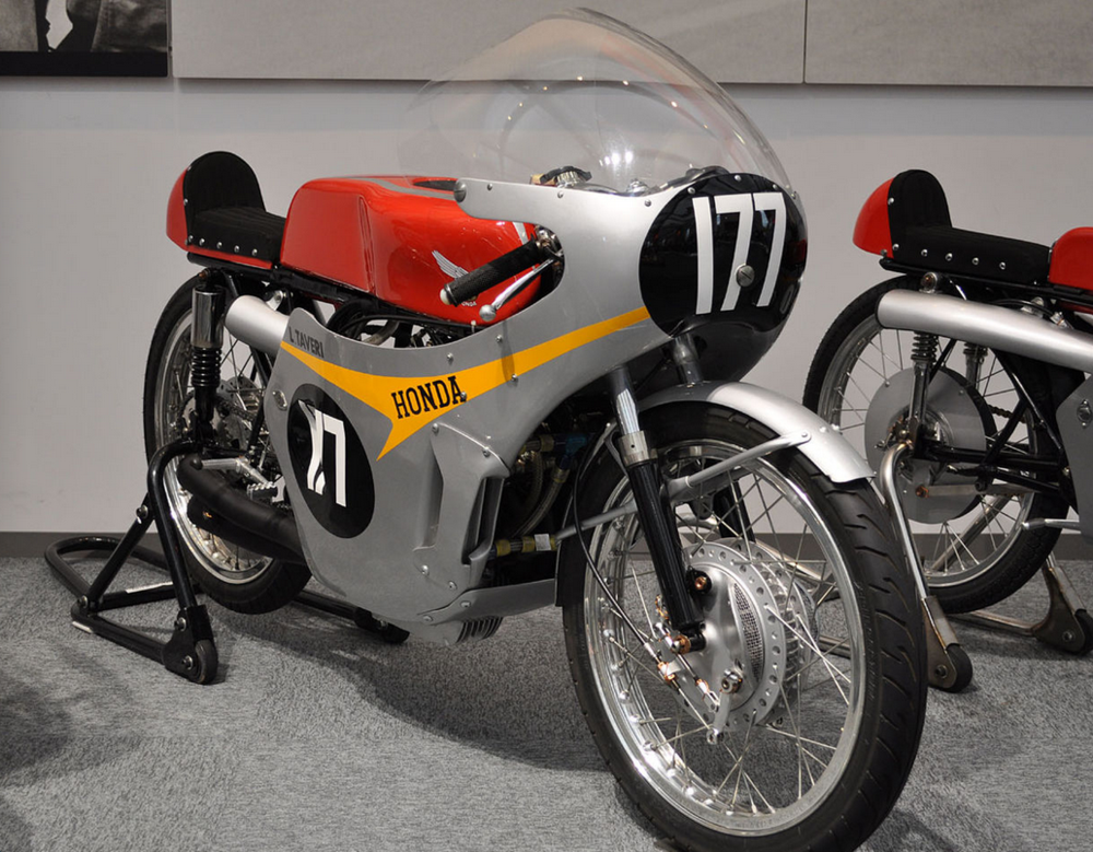 La formidabile Honda RC 149 a cinque cilindri in linea, con distribuzione bialbero a quattro valvole e raffreddamento ad aria, &egrave; stata l&rsquo;ultima moto a quattro tempi a conquistare il mondiale 125, nel 1966