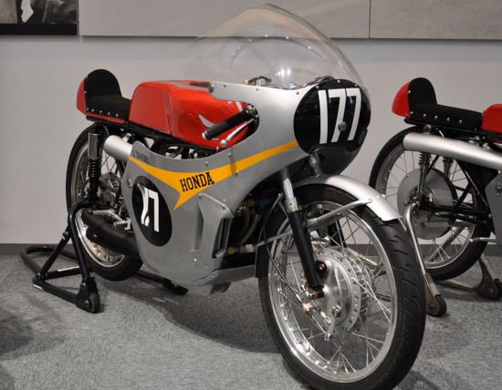 La formidabile Honda RC 149 a cinque cilindri in linea, con distribuzione bialbero a quattro valvole e raffreddamento ad aria, è stata l’ultima moto a quattro tempi a conquistare il mondiale 125, nel 1966