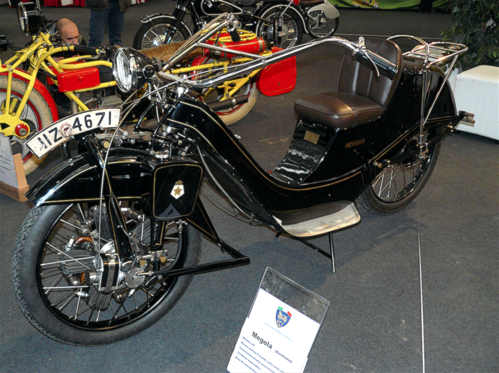 La Megola, moto tedesca costruita in circa 2000 esemplari tra il 1921 e il 1925, era dotata di un motore rotativo a cinque cilindri di 640 cm3 montato nella ruota anteriore, con la quale non era per&ograve; solidale (girava con una velocit&agrave; differente)