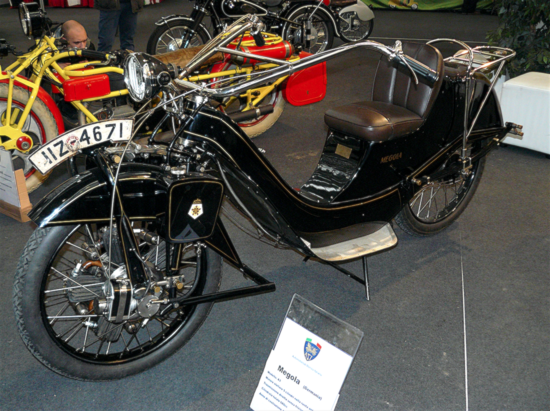 La Megola, moto tedesca costruita in circa 2000 esemplari tra il 1921 e il 1925, era dotata di un motore rotativo a cinque cilindri di 640 cm3 montato nella ruota anteriore, con la quale non era però solidale (girava con una velocità differente)