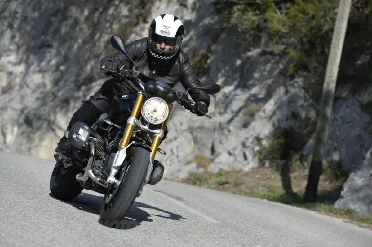 BMW R nineT  (2)