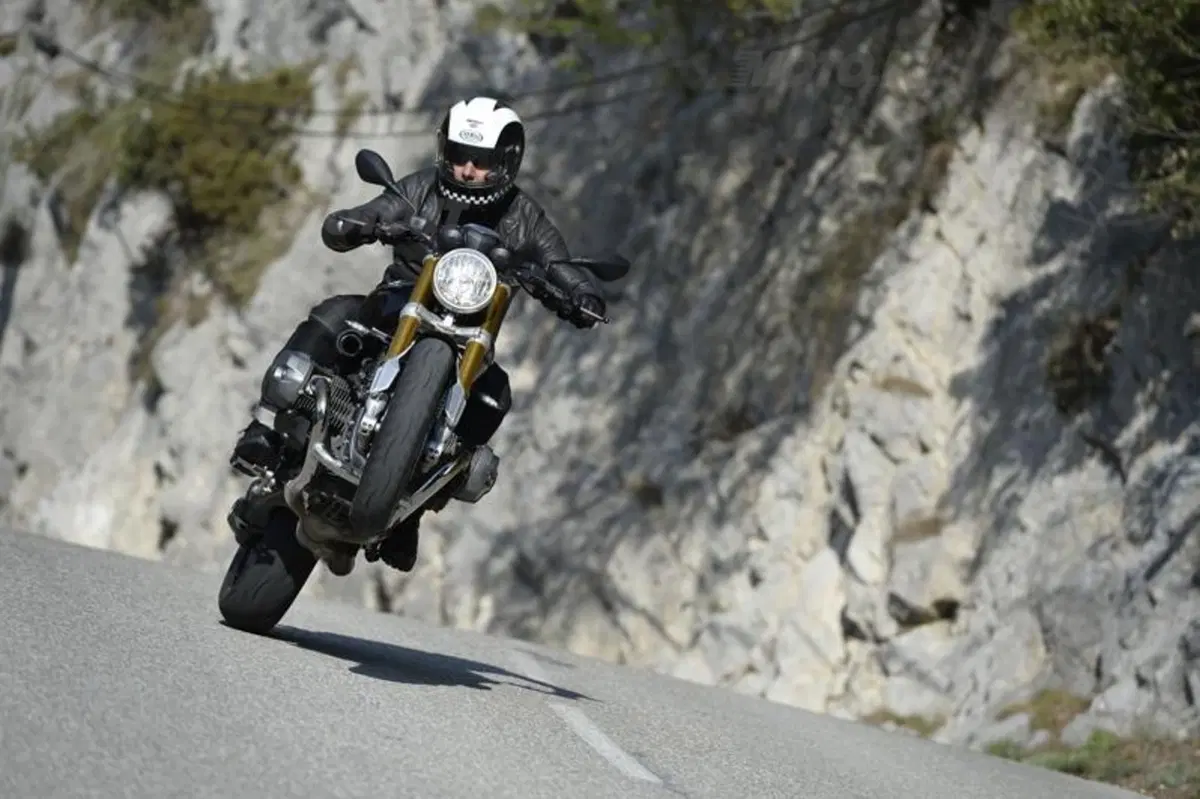 BMW R nineT  (8)