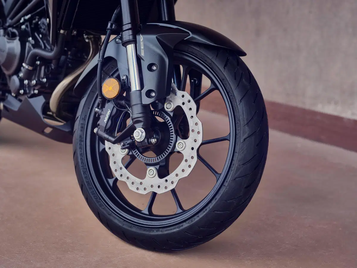 Honda CB300R 2022: la famiglia Neo Sports Café torna completa (10)