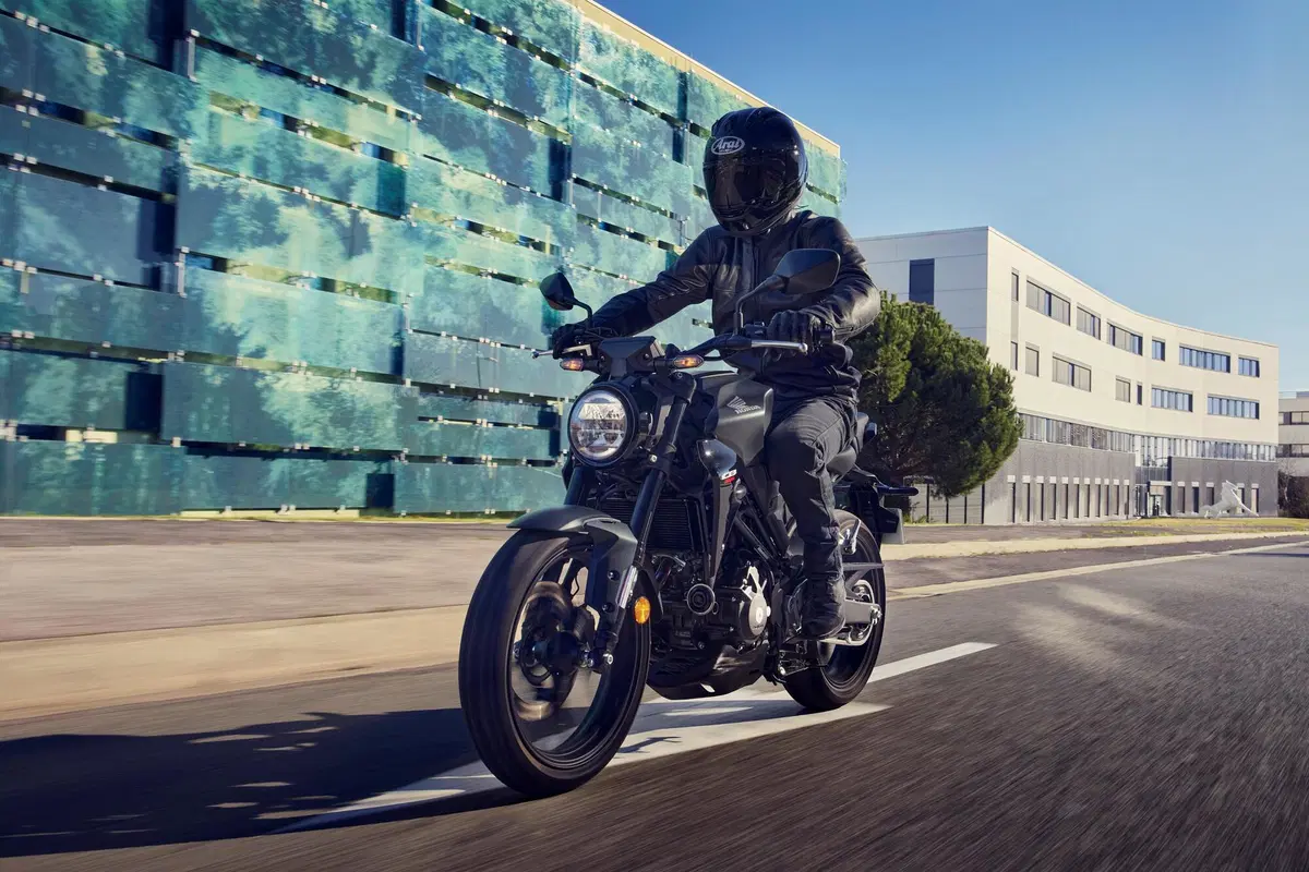 Honda CB300R 2022: la famiglia Neo Sports Café torna completa (30)