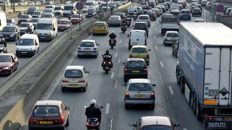 Francia: in arrivo nuove regole per le moto tra le corsie