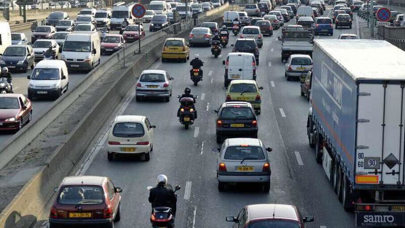 Francia: in arrivo nuove regole per le moto tra le corsie