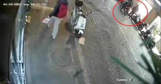 Napoli: rubano una Ducati in trenta secondi e scappano [VIDEO]