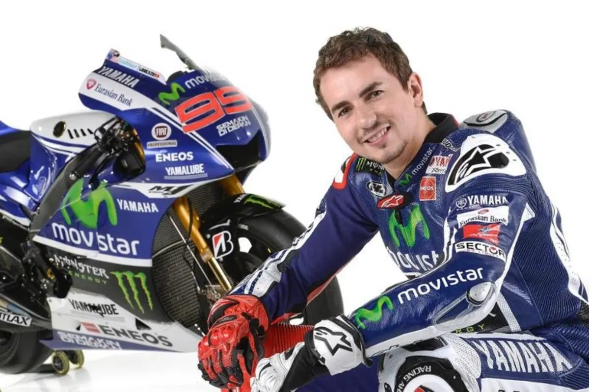 Yamaha MotoGP, ecco la livrea ufficiale di Rossi e Lorenzo (17)