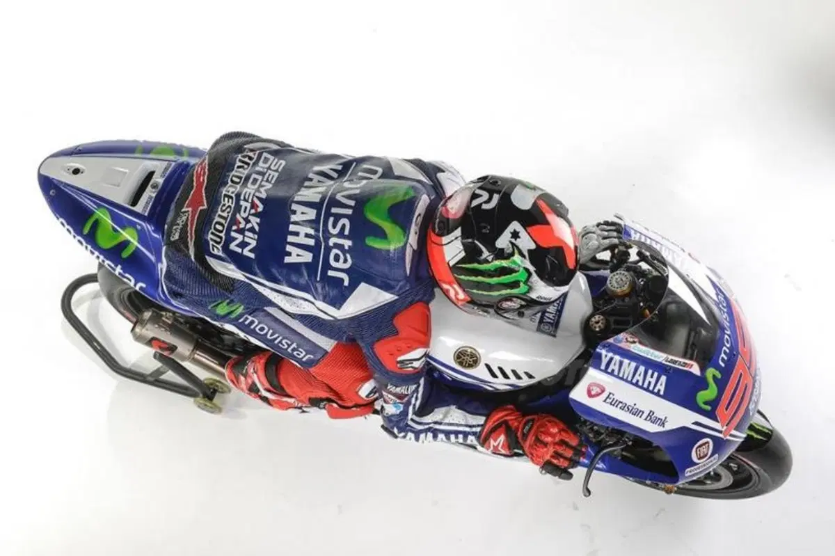 Yamaha MotoGP, ecco la livrea ufficiale di Rossi e Lorenzo (19)