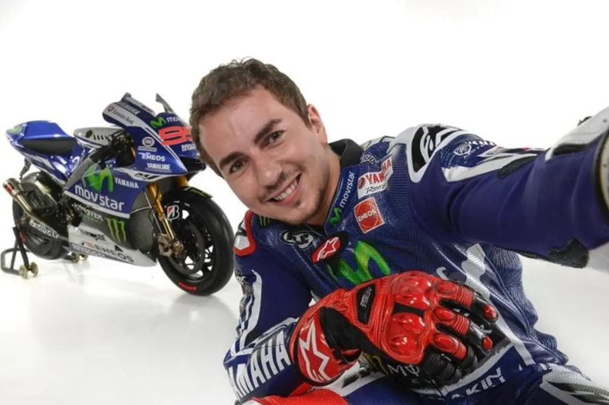 Yamaha MotoGP, ecco la livrea ufficiale di Rossi e Lorenzo (35)