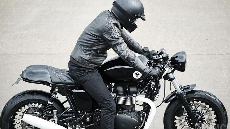 Triumph Thruxton 900 White Deuce. Il bianco vince