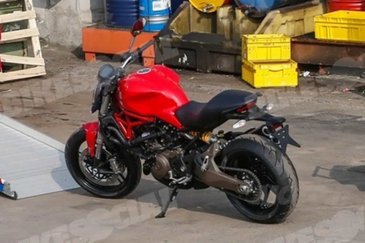 Ducati Monster 821, ecco le prime foto spia (2)