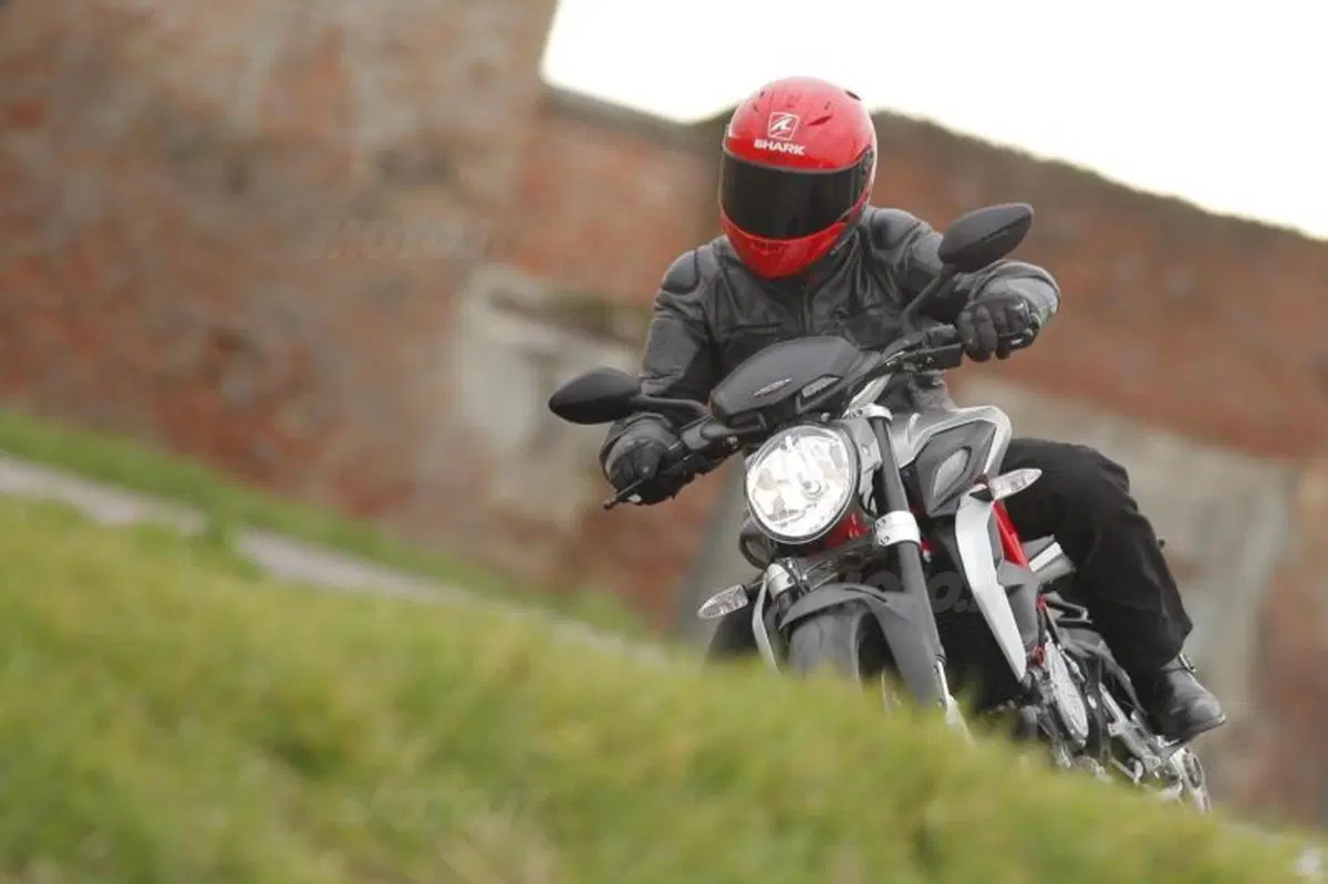 Mv Agusta Brutale 800 vs Yamaha MT-09 (5)