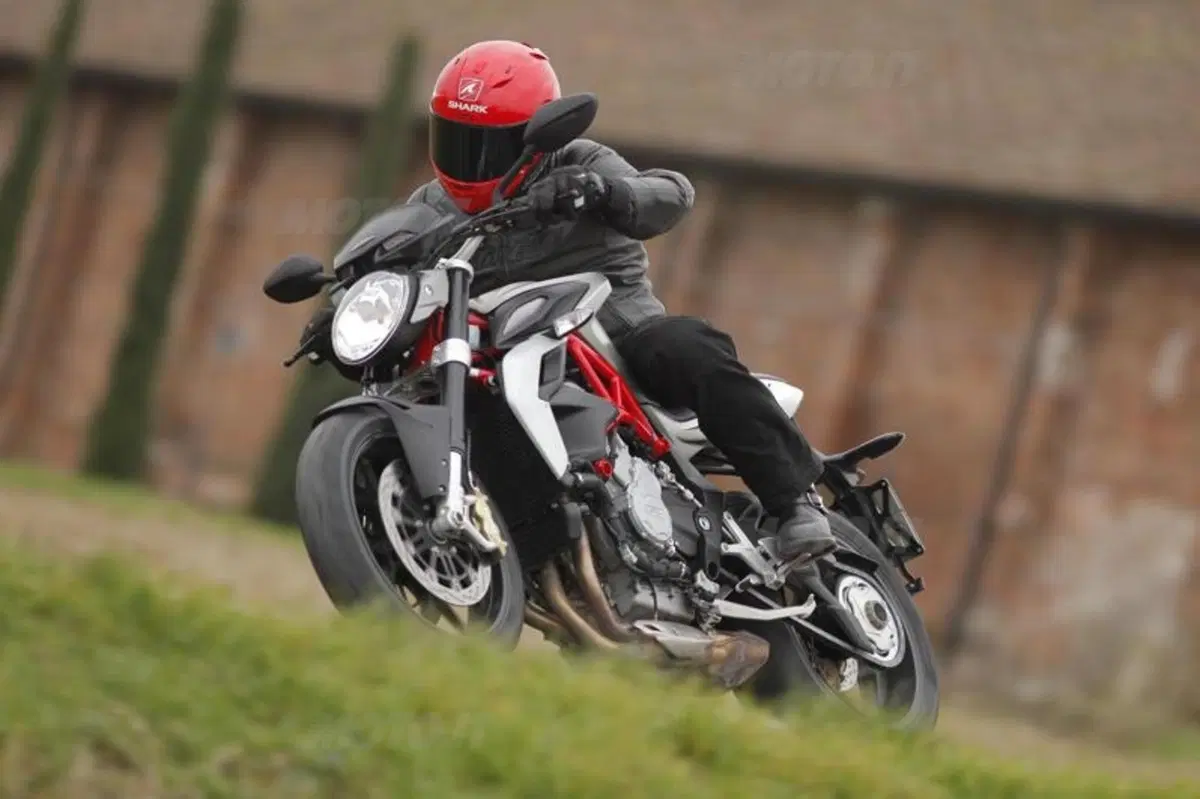 Mv Agusta Brutale 800 vs Yamaha MT-09 (6)