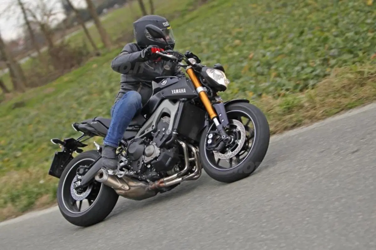 Mv Agusta Brutale 800 vs Yamaha MT-09 (7)