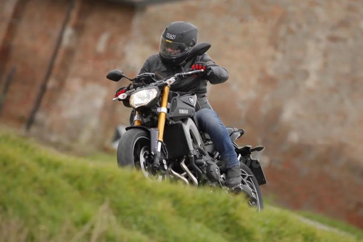 Mv Agusta Brutale 800 vs Yamaha MT-09 (8)