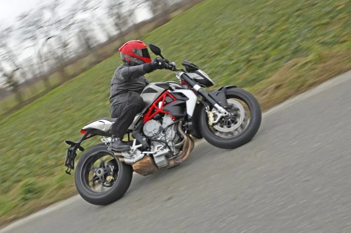 Mv Agusta Brutale 800 vs Yamaha MT-09 (9)