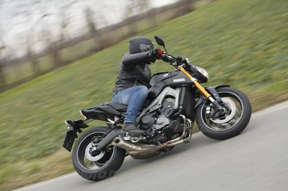 Mv Agusta Brutale 800 vs Yamaha MT-09 (10)