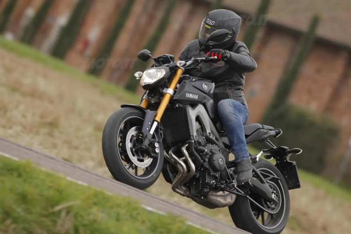 Mv Agusta Brutale 800 vs Yamaha MT-09 (12)