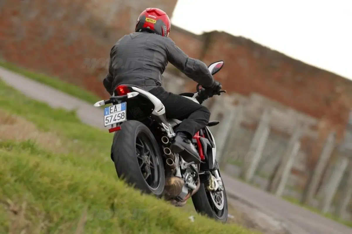 Mv Agusta Brutale 800 vs Yamaha MT-09 (13)