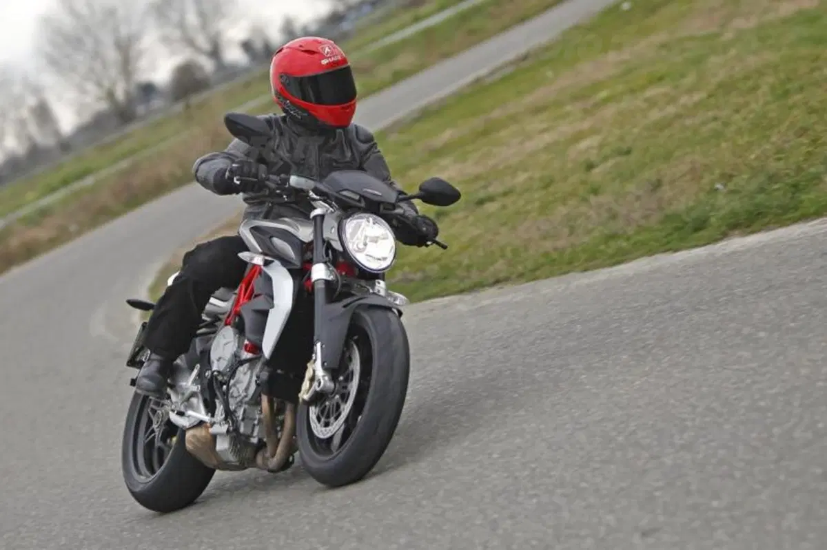Mv Agusta Brutale 800 vs Yamaha MT-09 (16)