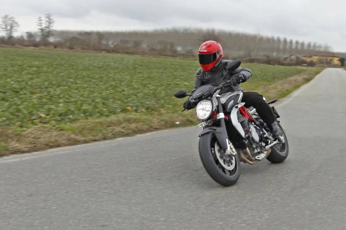 Mv Agusta Brutale 800 vs Yamaha MT-09 (18)