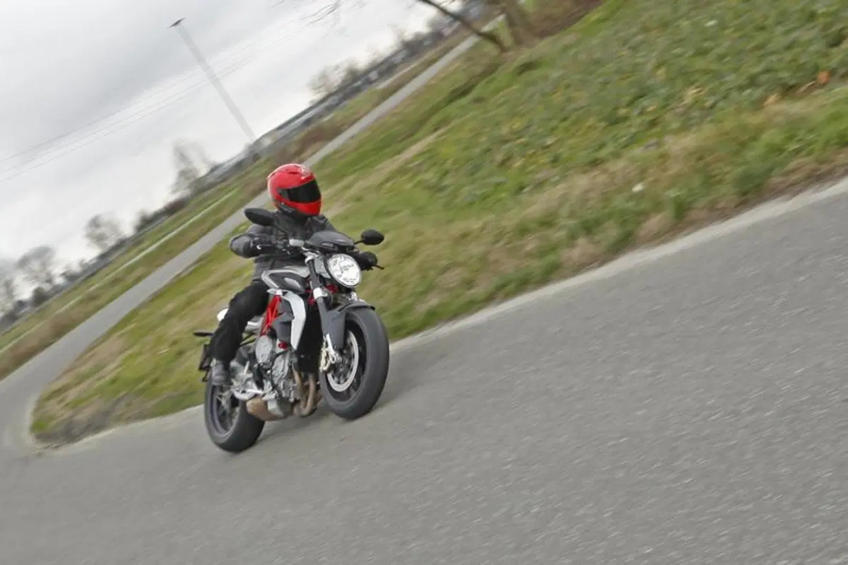 Mv Agusta Brutale 800 vs Yamaha MT-09 (19)