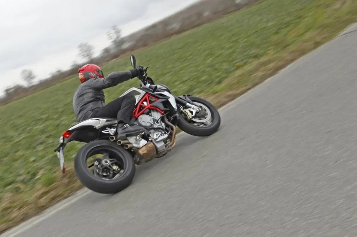Mv Agusta Brutale 800 vs Yamaha MT-09 (20)
