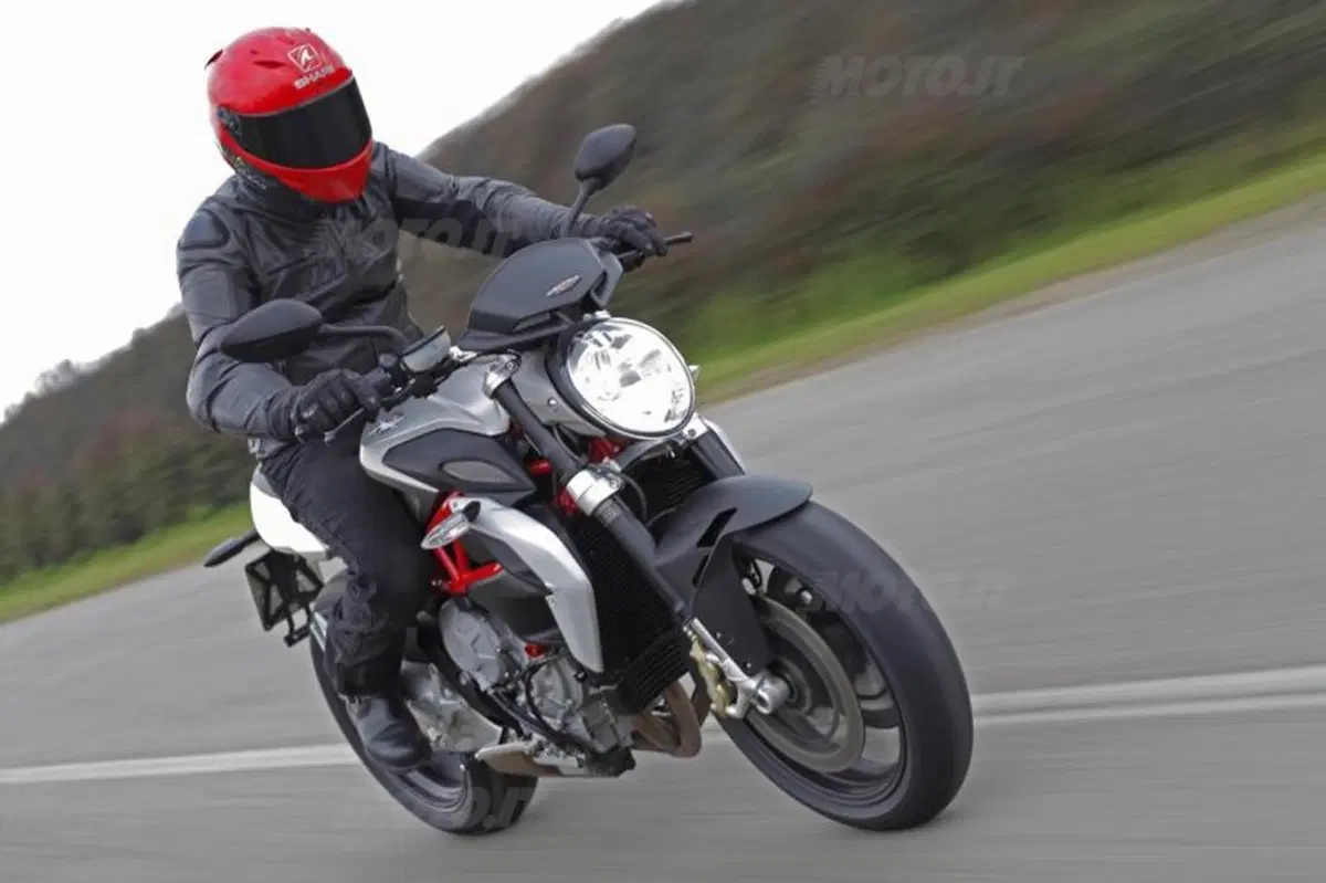 Mv Agusta Brutale 800 vs Yamaha MT-09 (21)