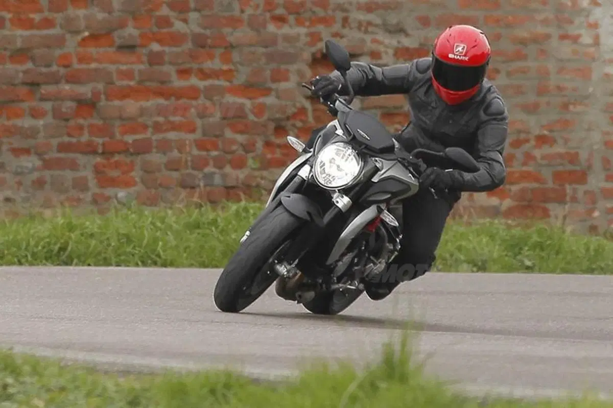 Mv Agusta Brutale 800 vs Yamaha MT-09 (22)