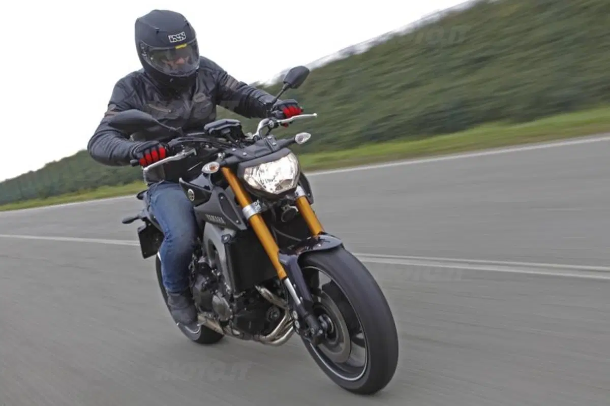 Mv Agusta Brutale 800 vs Yamaha MT-09 (24)