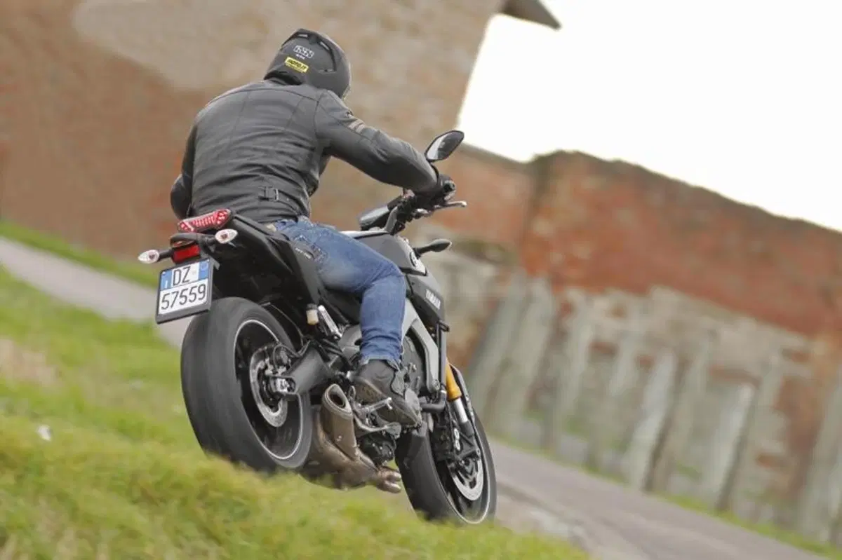 Mv Agusta Brutale 800 vs Yamaha MT-09 (25)