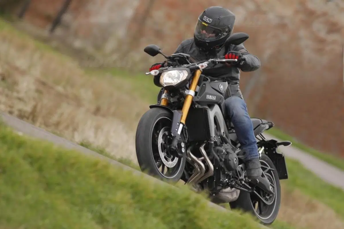 Mv Agusta Brutale 800 vs Yamaha MT-09 (26)